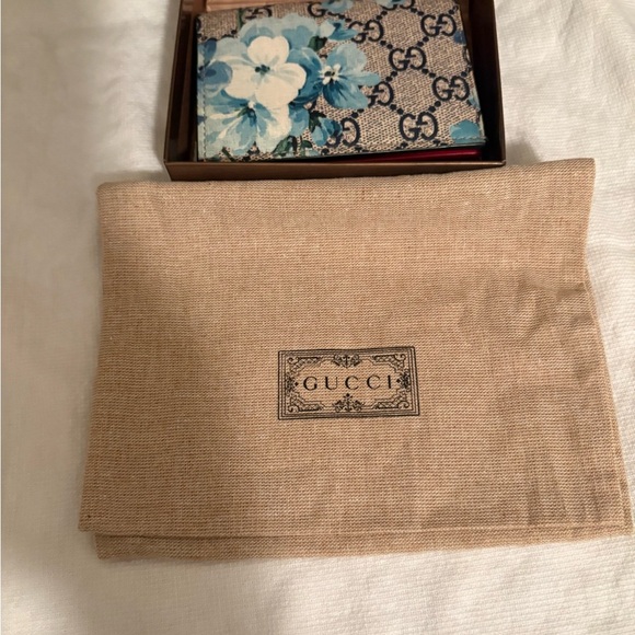 Gucci Coated GG Supreme Blooms Compact Wallet - Authentic - Picture 12 of 15
